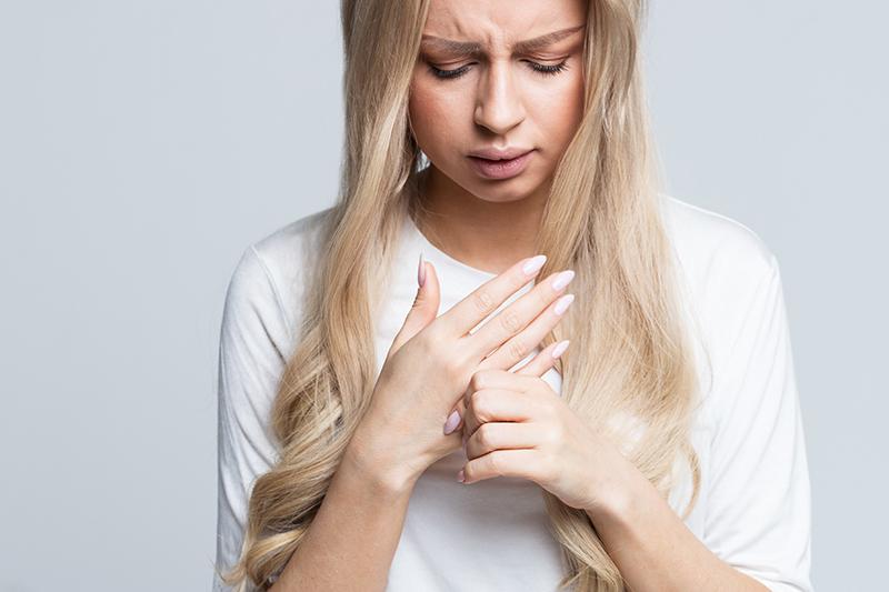 Dolori alle dita delle mani: le cause, le cure e i rimedi