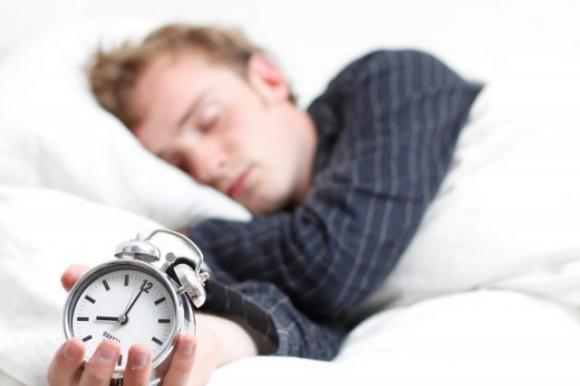 La scienza spiega di quante ore di sonno abbiamo davvero bisogno in base alla nostra età