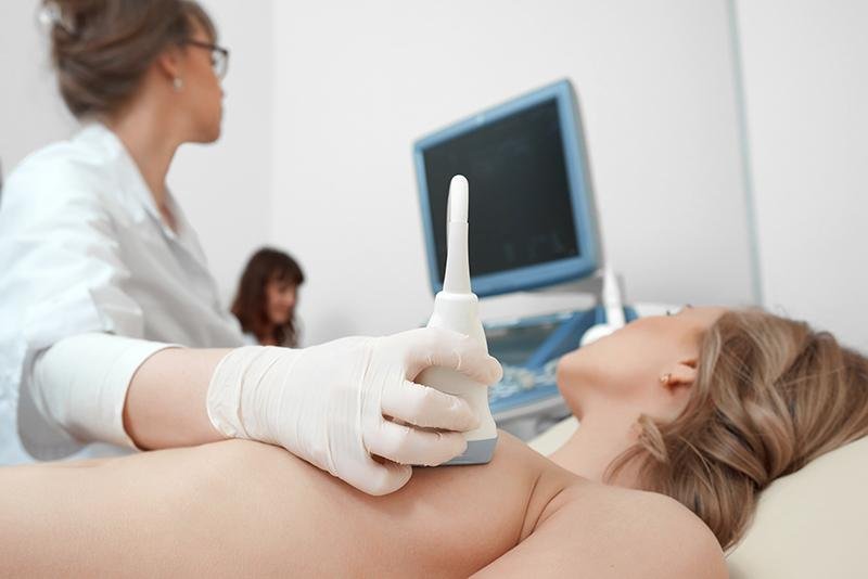 L'ecografia è uno degli sami utili per diagnosticare il fibroadenoma al seno