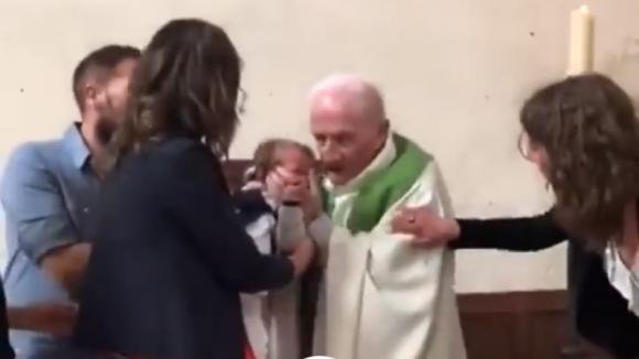Un bimbo piange in chiesa durante il battesimo: il prete cerca di calmarlo e gli dà uno schiaffo