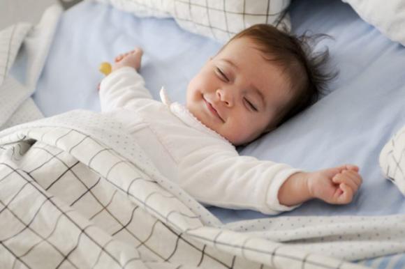 La scienza spiega di quante ore di sonno abbiamo davvero bisogno in base alla nostra età