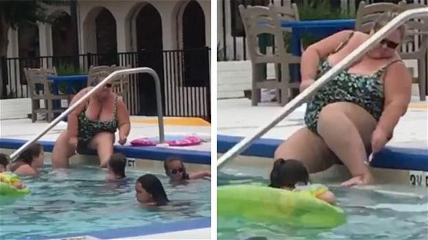 Scena assurda nella piscina dell’hotel: ciò che fa questa donna in pubblico fa infuriare tutti