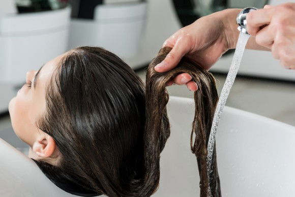 Come far crescere i capelli velocemente e renderli più spessi in 30 giorni