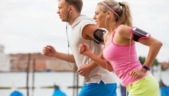 Ecco qual è la musica che ci aiuta a fare sport e come influisce sul corpo