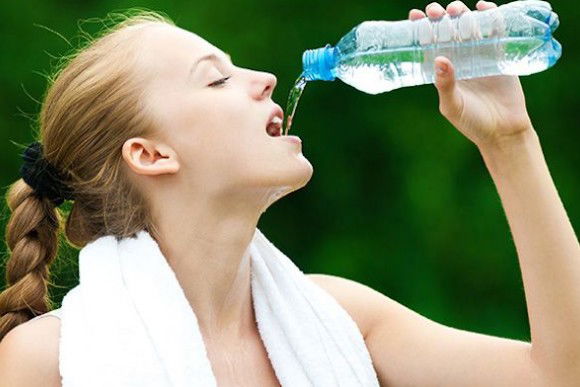 Bevi troppa acqua? 6 segnali del corpo che lo indicano