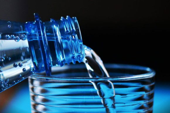 Bevi troppa acqua? 6 segnali del corpo che lo indicano