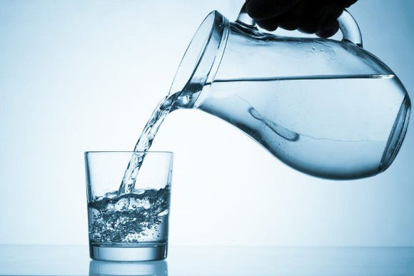 Bevi troppa acqua? 6 segnali del corpo che lo indicano