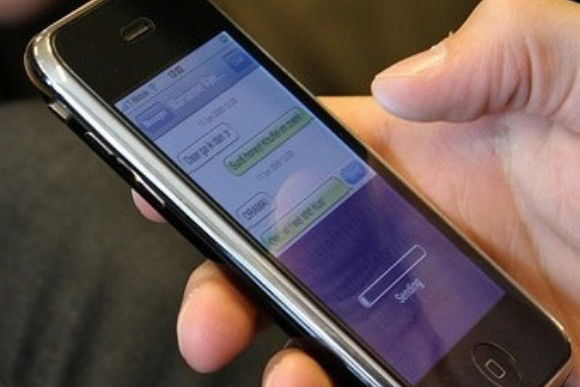 Questo è il motivo per cui non è mai una buona idea discutere tramite sms con il tuo partner
