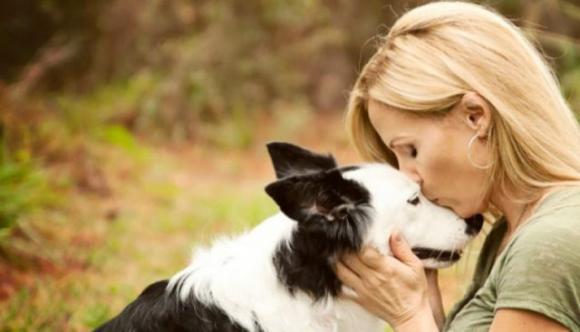 Le persone che parlano ai loro animali domestici sono più intelligenti di quelle che non lo fanno, lo conferma la scienza!