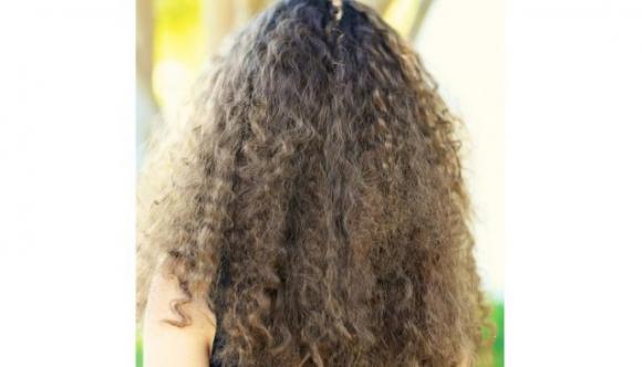 8 trucchi per far sembrare i tuoi capelli più folti e luminosi