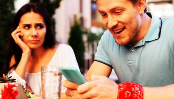 9 modi per inviare sms dolci e far sentire un ragazzo profondamente legato a te