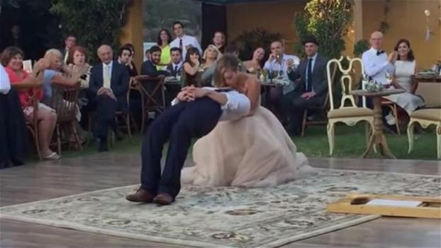 Durante il primo ballo, lo sposo si accascia all’improvviso: gli invitati restano di stucco