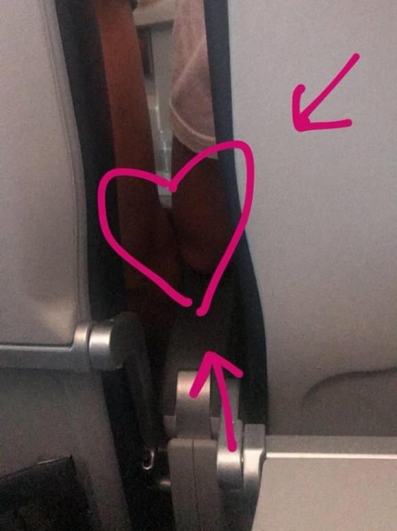 Una ragazza ha chiesto a una sconosciuta di cambiare posto sull’aereo e il suo destino è cambiato