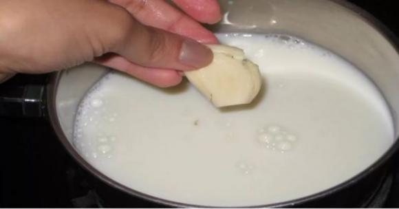 Il latte all’aglio è il miglior rimedio naturale contro la sciatica e il mal di schiena