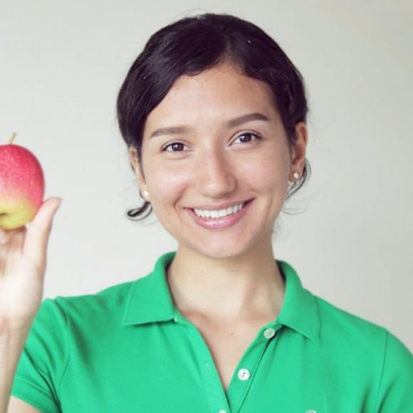 Una blogger mostra i cambiamenti sul suo viso quando ha ricominciato a mangiare carne dopo 4 anni di dieta vegana