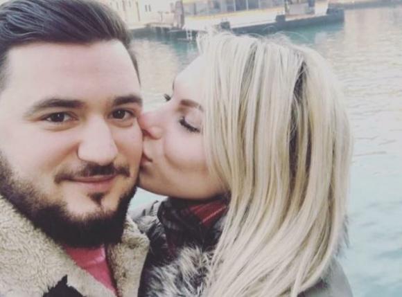 Il suo compagno muore durante la gravidanza: lei porta la figlia nei luoghi preferiti del papà