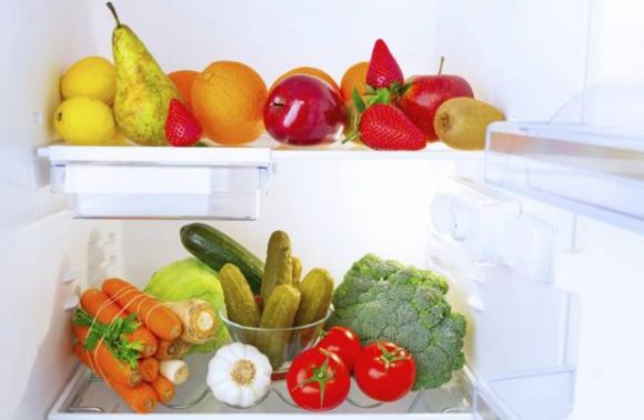 Come riporre il cibo in frigo nel posto giusto e conservarlo più a lungo