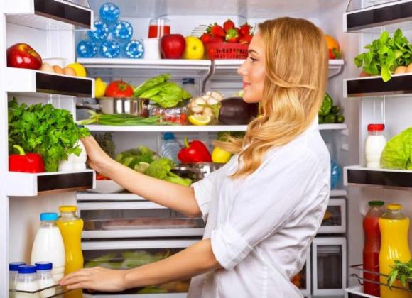 Come riporre il cibo in frigo nel posto giusto e conservarlo più a lungo