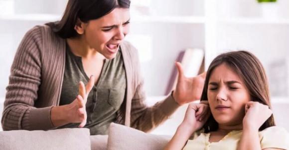 Come riconoscere un genitore “tossico” che danneggia il figlio senza rendersene conto
