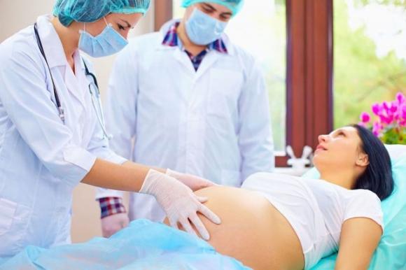 Si diventa mamme sempre più tardi: “Il sorpasso delle quarantenni”