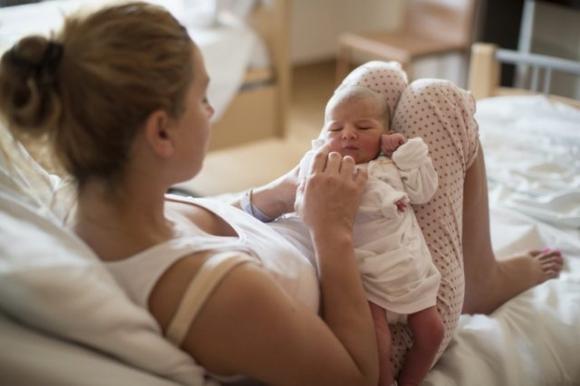 Si diventa mamme sempre più tardi: “Il sorpasso delle quarantenni”