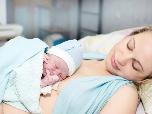 Si diventa mamme sempre più tardi: “Il sorpasso delle quarantenni”