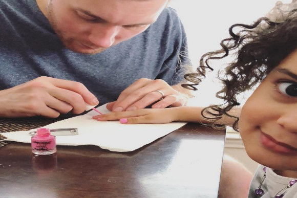 Queste immagini mostrano l’importanza di un padre nella vita di un bambino