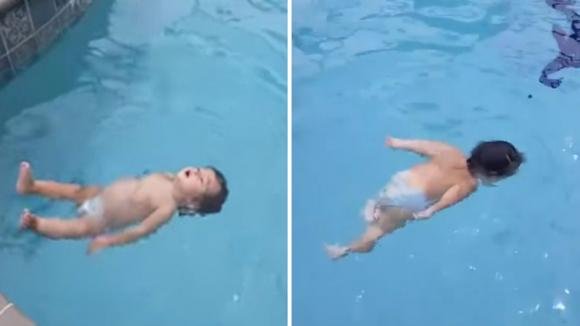 La figlia di 1 anno galleggia in acqua a testa in giù: i genitori riprendono la scena senza aiutarla