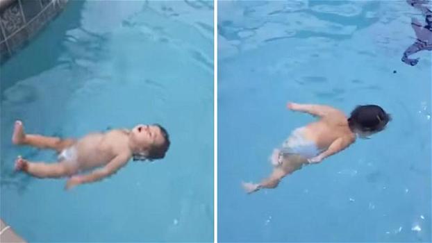 La figlia di 1 anno galleggia in acqua a testa in giù: i genitori riprendono la scena senza aiutarla