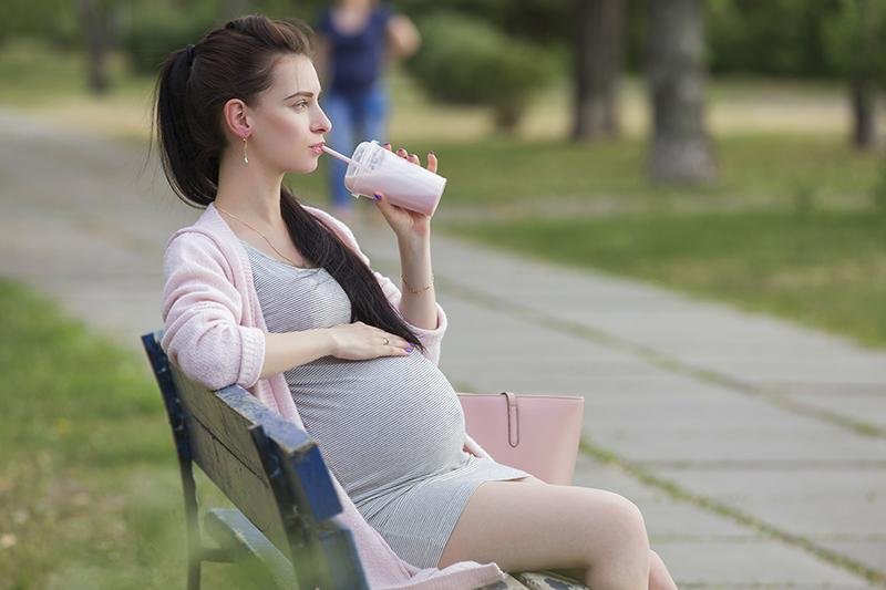 Yogurt e frutta sono ideali nella collezione di una dieta in gravidanza