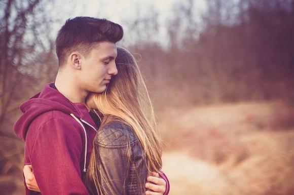 10 motivi per cui abbiamo bisogno di almeno 8 abbracci al giorno