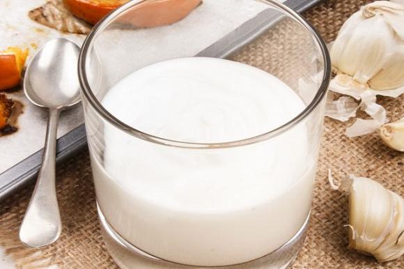 Il latte all’aglio è il miglior rimedio naturale contro la sciatica e il mal di schiena