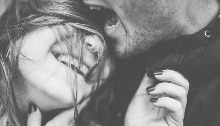 Un Uomo Innamorato Può Fingere Indifferenza