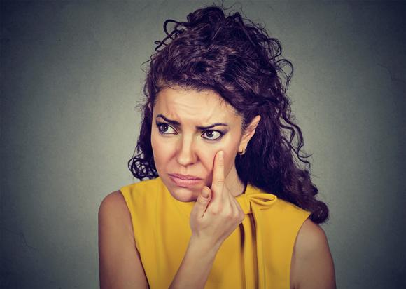 Palpebre gonfie e arrosate: cause, cure e rimedi naturali