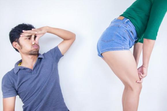 Le persone che scoreggiano davanti al proprio partner hanno una relazione più felice e duratura