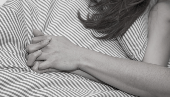 6 segni che hai accanto un partner infedele (anche se non ha mai tradito)