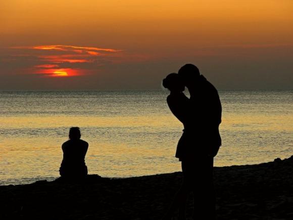 Alcune persone non sono fedeli a te, ma al bisogno di te. Quando i loro bisogni cambiano, non ti vogliono più