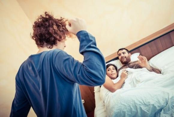 6 segni che hai accanto un partner infedele (anche se non ha mai tradito)