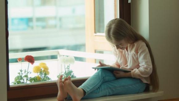 Troppi smartphone e tablet: il “collo da tablet” diventa una vera e propria epidemia