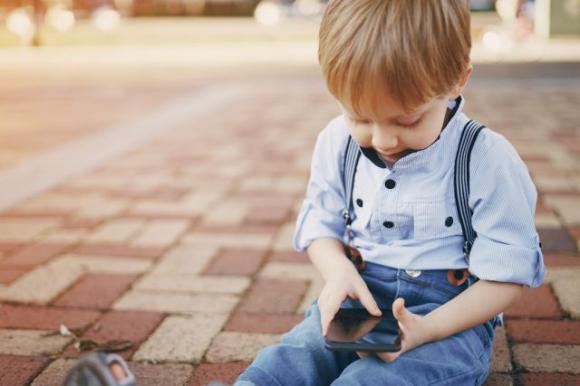 Troppi smartphone e tablet: il “collo da tablet” diventa una vera e propria epidemia