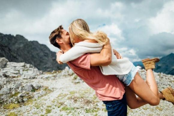 6 tipi di abbracci e cosa significano