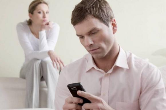 Come capire se il tuo partner ti tradisce: attenzione a questi segnali