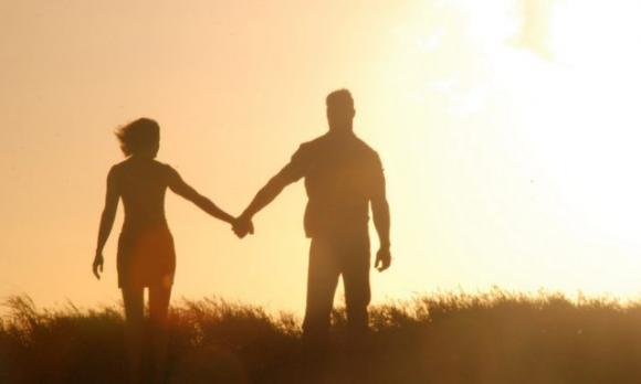 Ti meriti un uomo che non sprechi il suo tempo libero in bagno a flirtare con altre donne