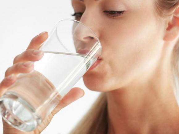 Consiglio d’oro: bevi acqua ogni mattina a stomaco vuoto per un mese. Il risultato ti sorprenderà!