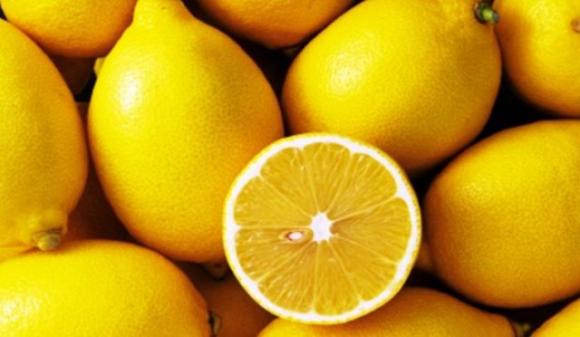 Dopo aver letto questo articolo, non andrai più a letto senza un limone nei tuoi calzini