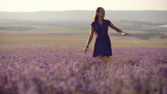 7 motivi per cui una donna forte solitamente è una persona solitaria