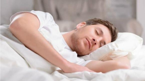 Non dovresti mai fare queste cose dopo aver mangiato: 5 cattive abitudini da eliminare