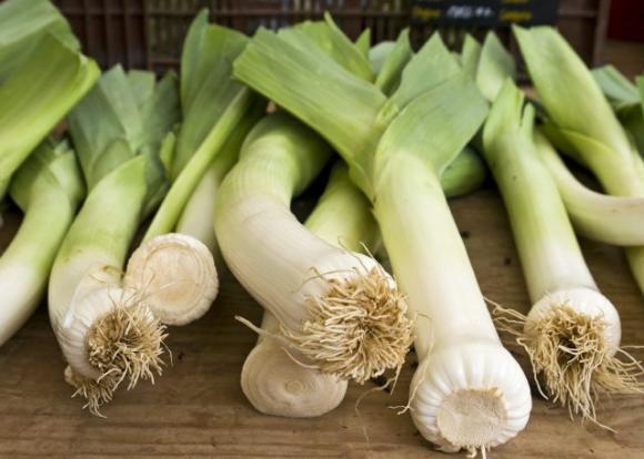 19 fiori e verdure che puoi coltivare semplicemente in un bicchiere d’acqua