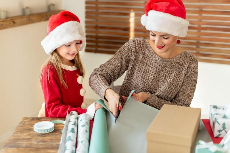 Personalizzare la carta da regalo: è uno dei lavoretti di Natale per bambini più semplici