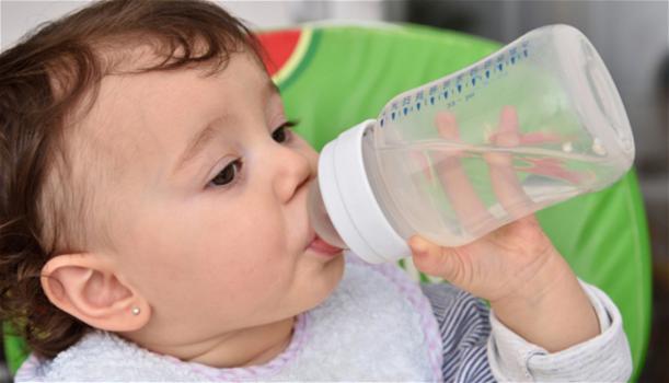 Perché i bambini chiedono un bicchiere di acqua prima di dormire? Il motivo vi sorprenderà!